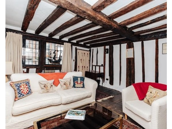 Tudor Cottage - An Enchanting Unique Stay