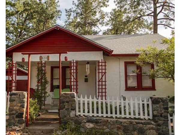 PRIVATE HOME Walk to Downtown CHERRY BLOSSOM COTTAGE Hot Tub SLEEPS UP TO 6 GUESTS