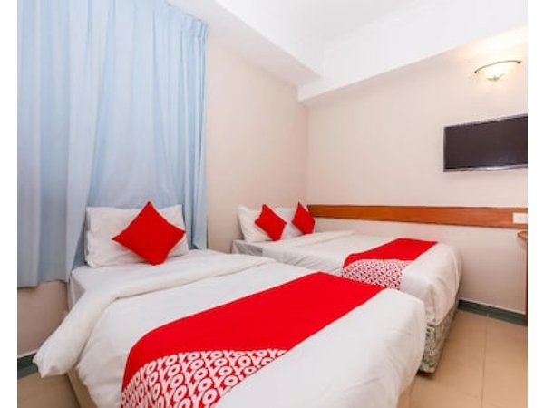 OYO 764 Hotel Famous Inn