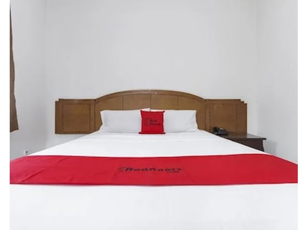 RedDoorz Near Trans Studio Mall 3