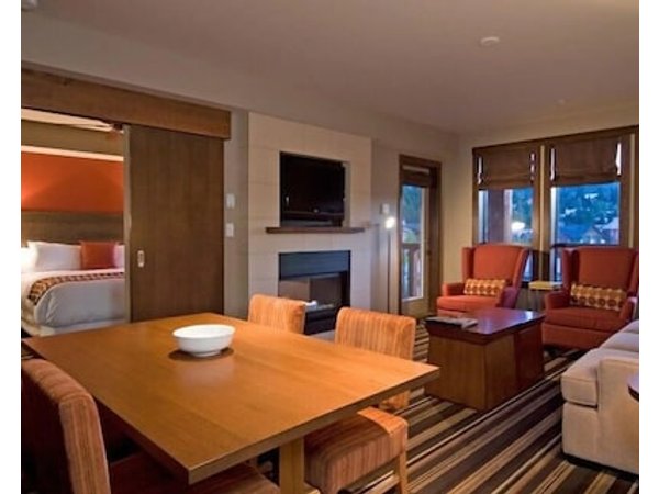 Elegant Suite + Heated Outdoor Pool 5 Minutes From Downtown Whistler