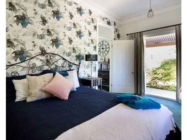 Chanticleer Gardens Barn cottage with a Pool