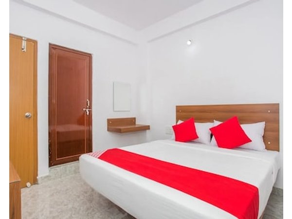 OYO 15695 Varcity Comforts