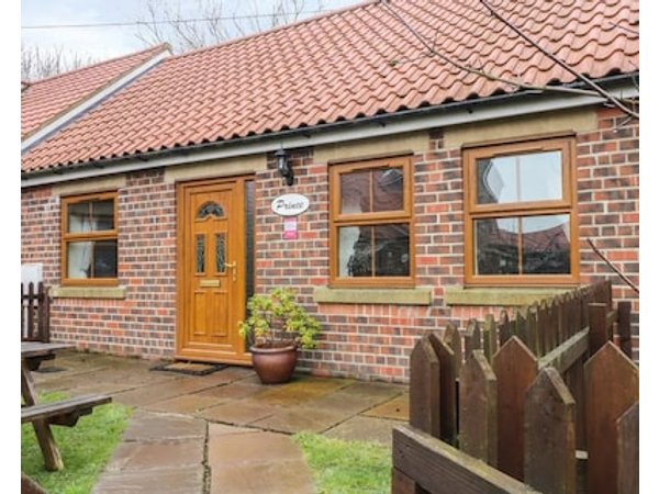 Prince Cottage Pet Friendly With A Garden In Skinningrove Ref 2835