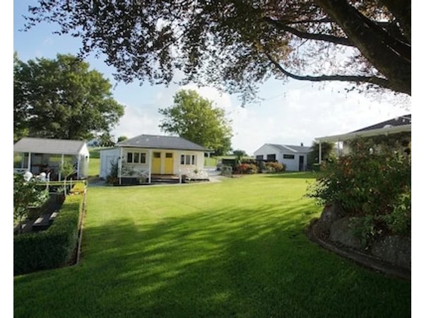 Fantail Cottage - 1 Of 3 In A Country Garden Bordering A Native Reserve