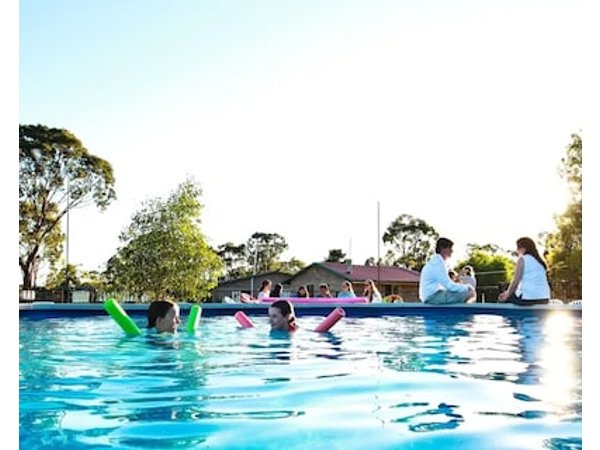 Murray Gardens Cottages & Motel