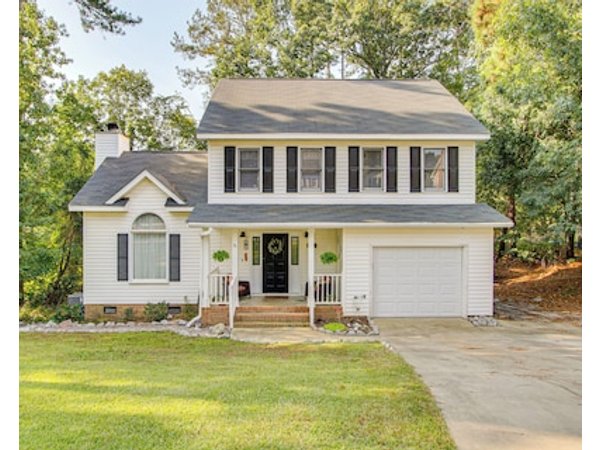 3 Mi to Marina: Quiet Getaway w/ Deck in Lexington