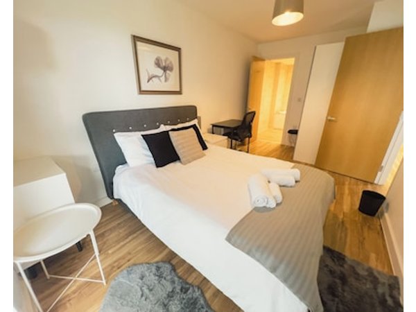 Waterside Retreat: Luxury Canal-side Apartment In Manchester With Balcony