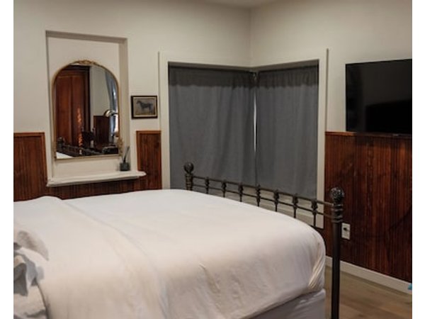 Bespoke 3-bedroom cottage with AC in vibrant Los Angeles near LAX/Sofi/Kia Forum