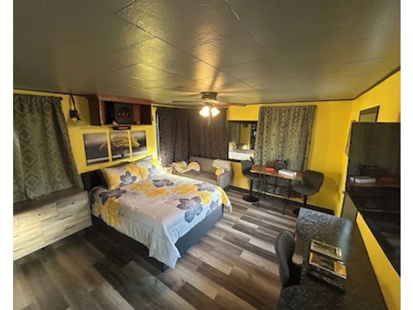 PNW Studio Getaway for Couples with Hot Tub