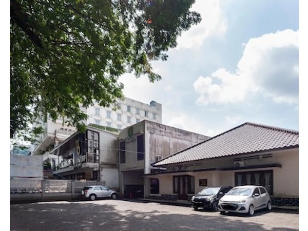 RedDoorz Plus near RS PMI Bogor