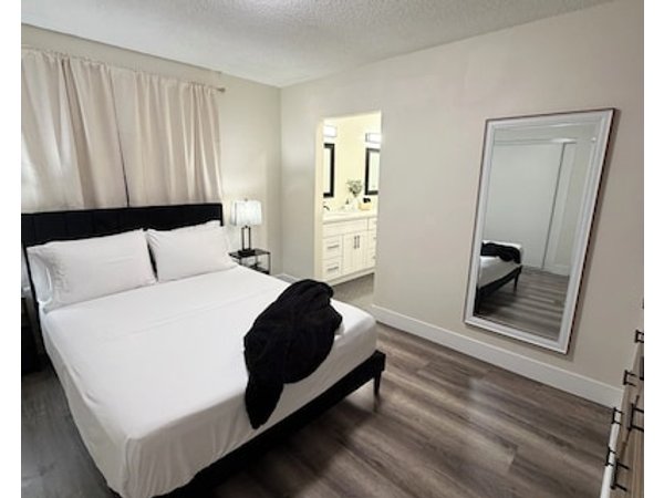 Amazing 3-bedroom and pool house in vibrant Las Vegas