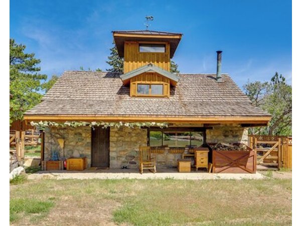 Historical Mtn-View Getaway w/ Hot Tub in Sandy!