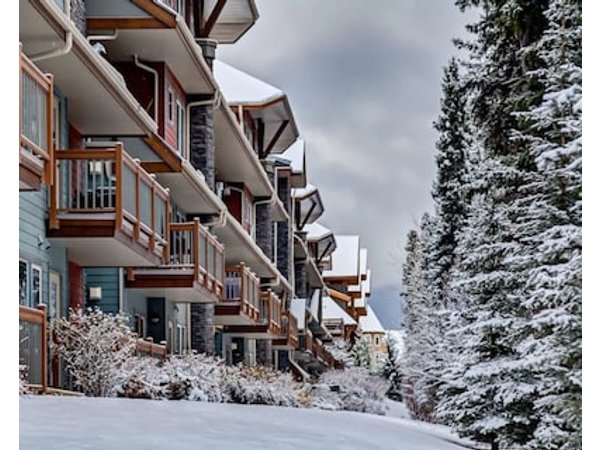 Spacious Getaway near Banff with Heated Pool