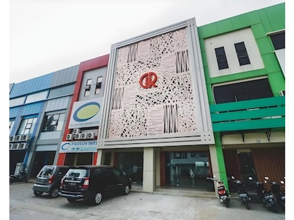 RedDoorz Plus near Living Plaza Jababeka