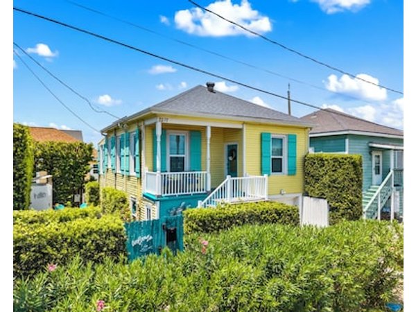 4BR Island Getaway–Walk to Seawall & Pleasure Pier