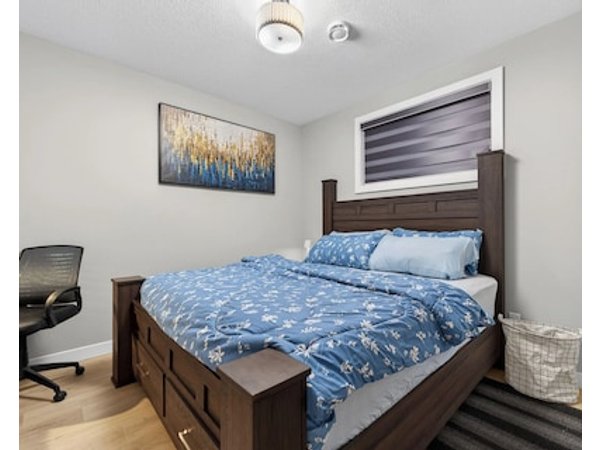 Guest Suite in Edmonton King bed and parking