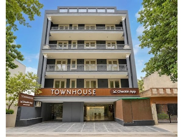 Super Townhouse Oak Udyog Vihar