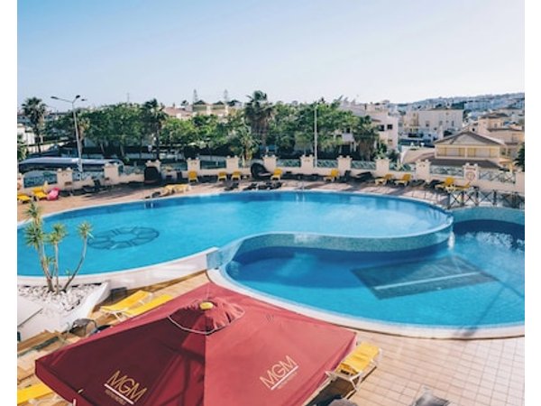 Relaxing Getaway Awaits! Comfortable 1BR with Kitchen & Balcony 2 Onsite Pools!