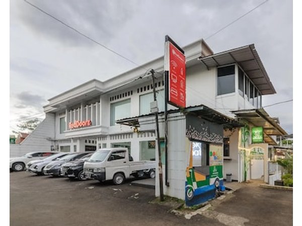RedDoorz Syariah near Taman Air Mancur Bogor