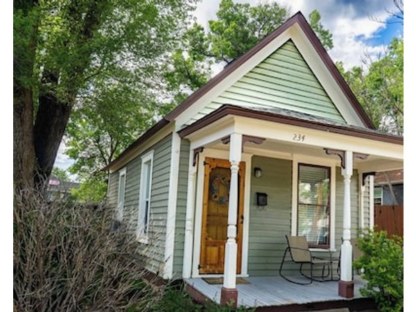 Charming Downtown Cottage Patio & Cozy Stay
