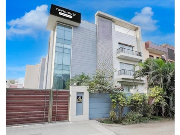 Super Townhouse 1200 Luxury Suites Inn