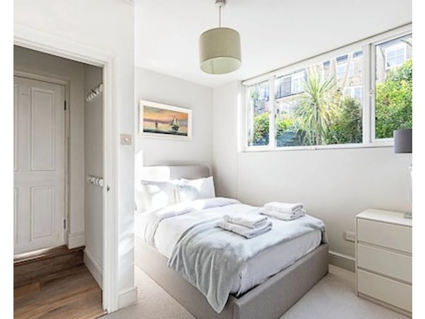 Spacious 3-bedroom Garden Apartment In Charming Brackenbury Village London