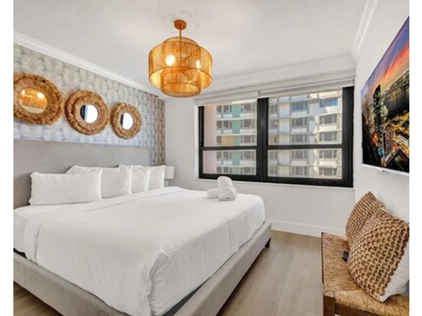 Chic Coastal Getaway Steps To The Beach With Resort Amenities Pools Sauna & Gym 708