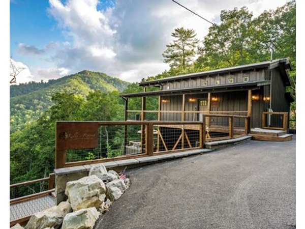 Kellys Retreat: A Premium Couples Getaway With Hot Tub Outdoor Kitchen + More