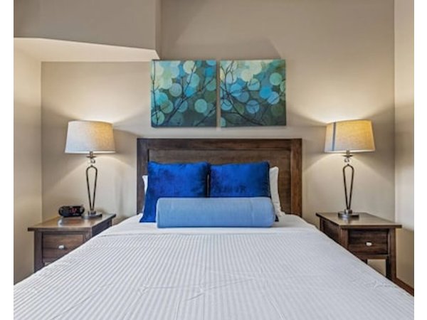 Lovely 3BR MTN Getaway w/ Pool Hot Tub in Canmore