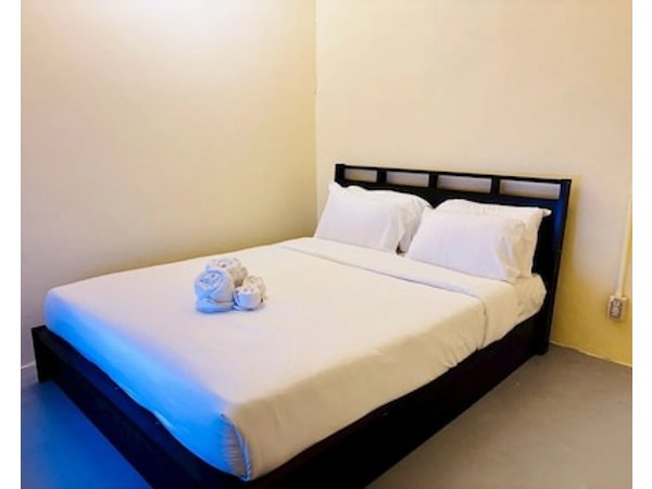 Sukhum Charoen Krung Tak-Sin bridge guest house