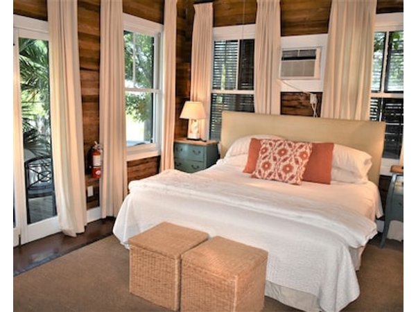 Simonton Court Historic Inn & Cottages