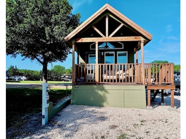 Discover The Green Room in Farmersville Texas! Tiny home getaway.