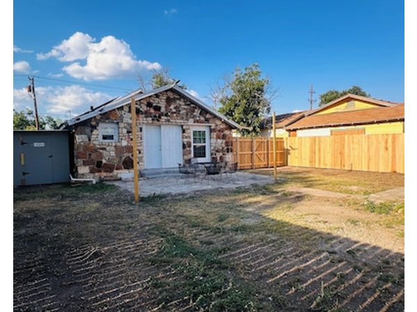 Welcome To Cozy Stone Cottage 3 Bedrooms And 1 Bathroom House.
