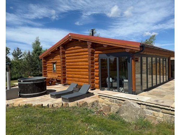 Luxury Log Cabin With Hot Tub & Scenic Views In Oakenshaw