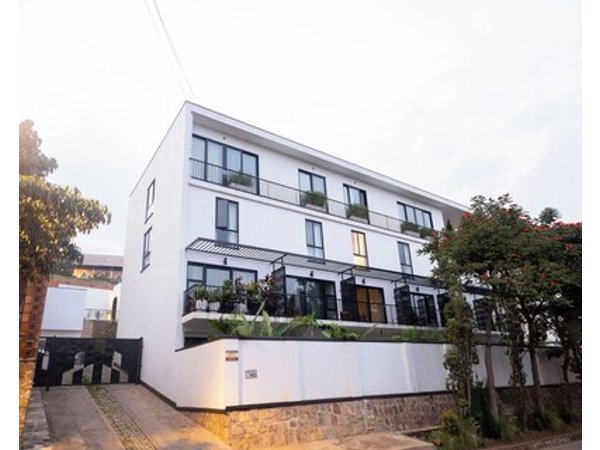 Modern & Cozy Two-floor Getaway: Central Location!