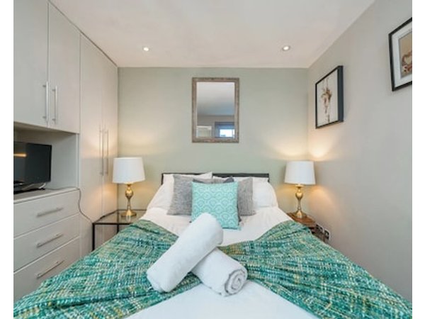This Apartment Is A 2 Bedroom(s) 2 Bathrooms Located In London England.