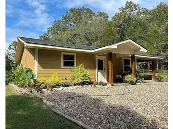 Shady Pines Cottage; A Charming 2-bedroom Cottage. Pet-friendly!