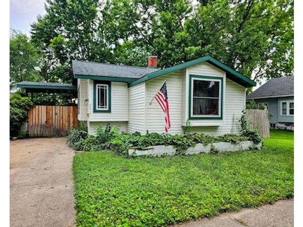 Colorful Cottage In La Crosse Blocks Away From Mississippi River