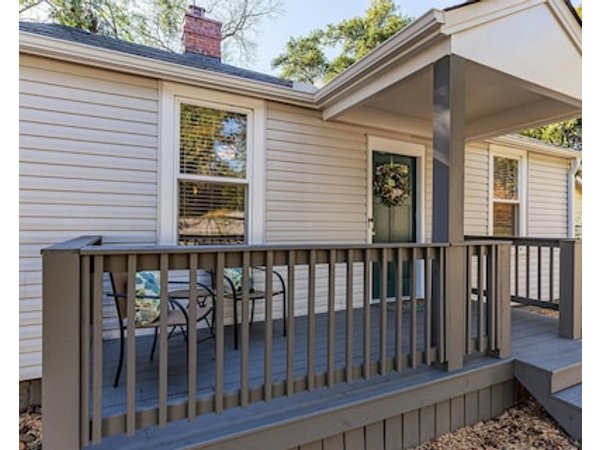 This Beautifully Decorated And Well Appointed 2 Bed 1 Bath Home Centrally Located In Augusta