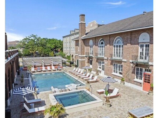 Chic 2br Suite With Local Charm In New Orleans