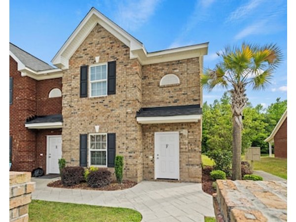 Charming 3-bedroom 2.5 bath townhome. Largest with accommodations in Florence.
