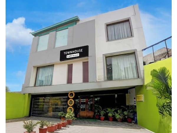 Super Townhouse by Zirakpur Bus Stand