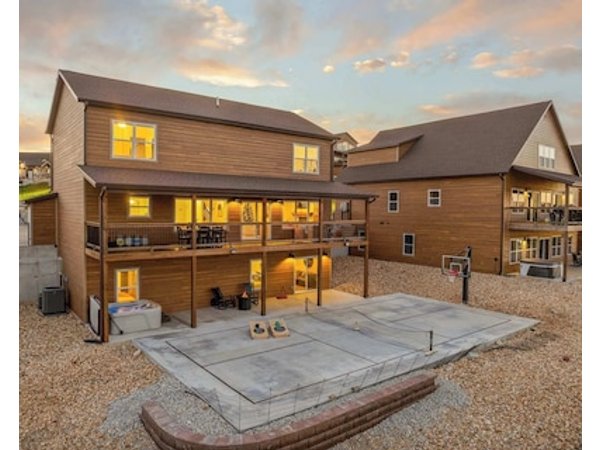 Bridgeview Getaway: New 10-bedroom Mountain Lodge