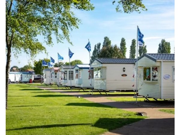 Modern & Blissful Beach Holiday Park Home in Essex