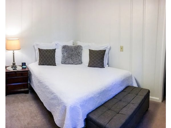 Cozy Cottage Near The Airport ((3 Min. To Airport!))