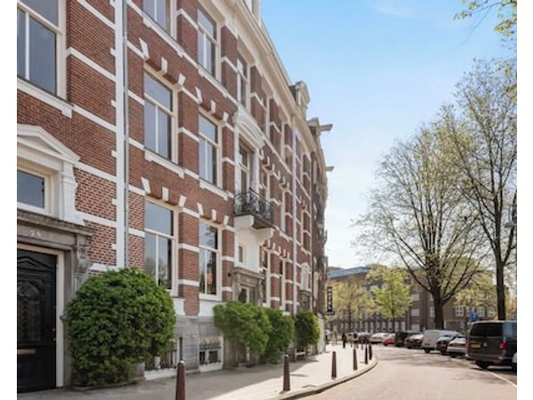 Canal view home in the heart of Amsterdam
