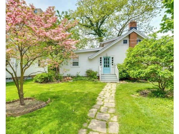 Coastal Lake Erie Cottage W/ Amazing Water Views!