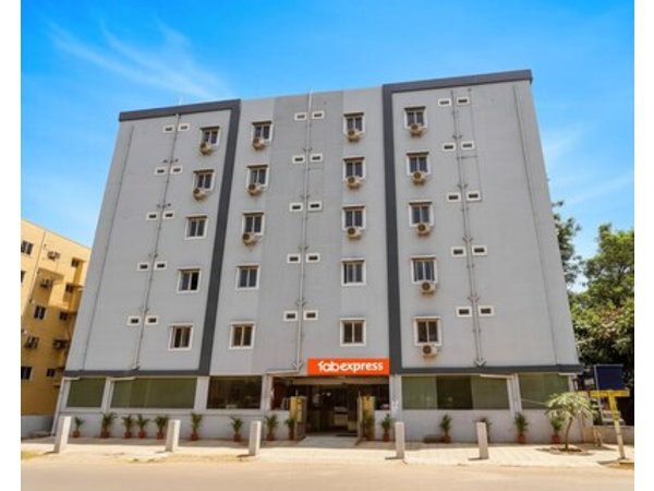 FabHotel Broholic Suites I
