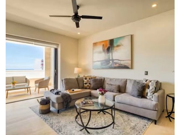 Your perfect family getaway: relax between the pool the jacuzzi and the sea.